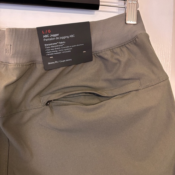 Men’s lululemon ABC Skinny Fit Jogger in Army Green. - Picture 6 of 9